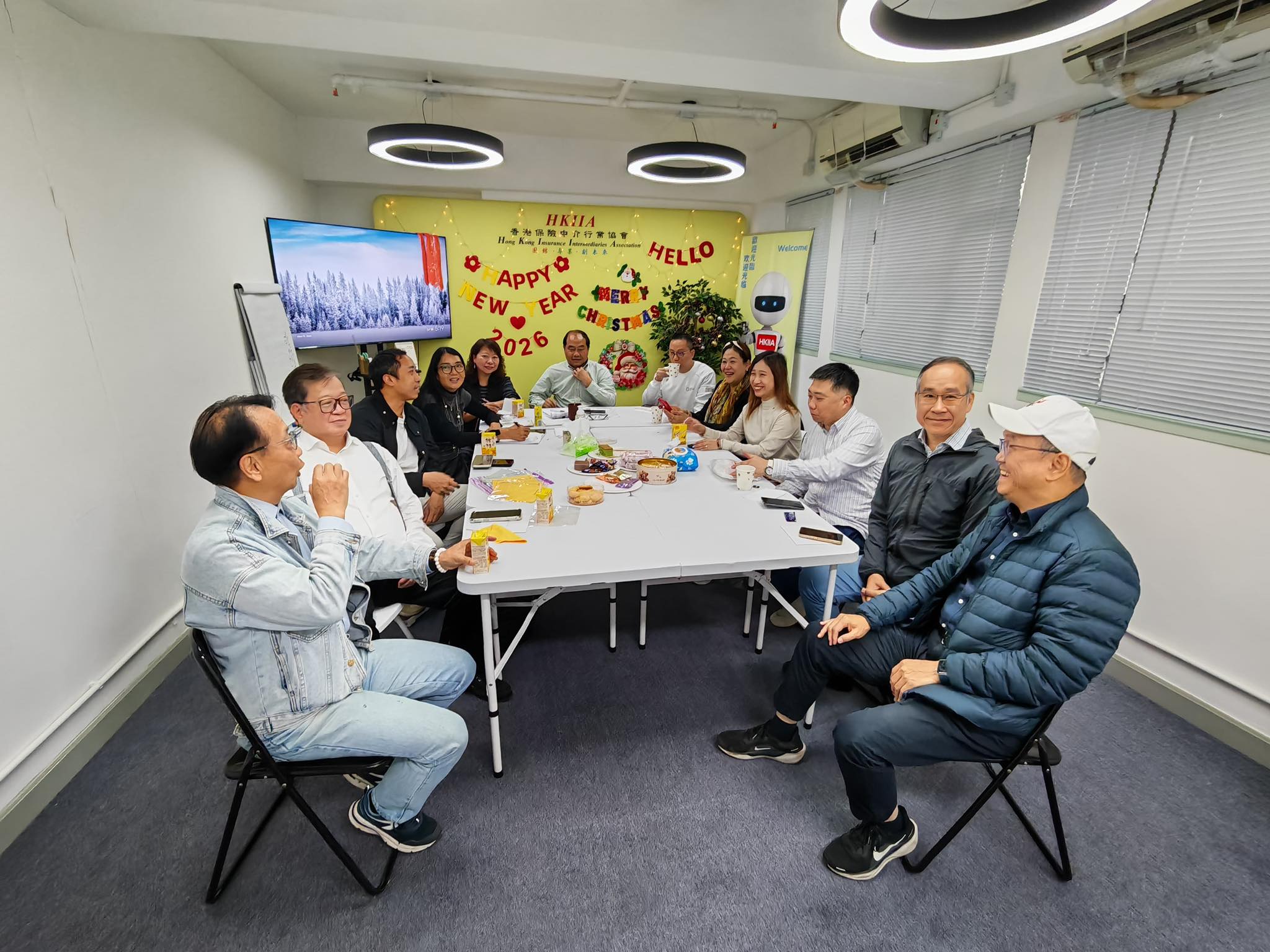 可能是包含下列内容的图片：一人或多人、一群人在学习、桌子和文字