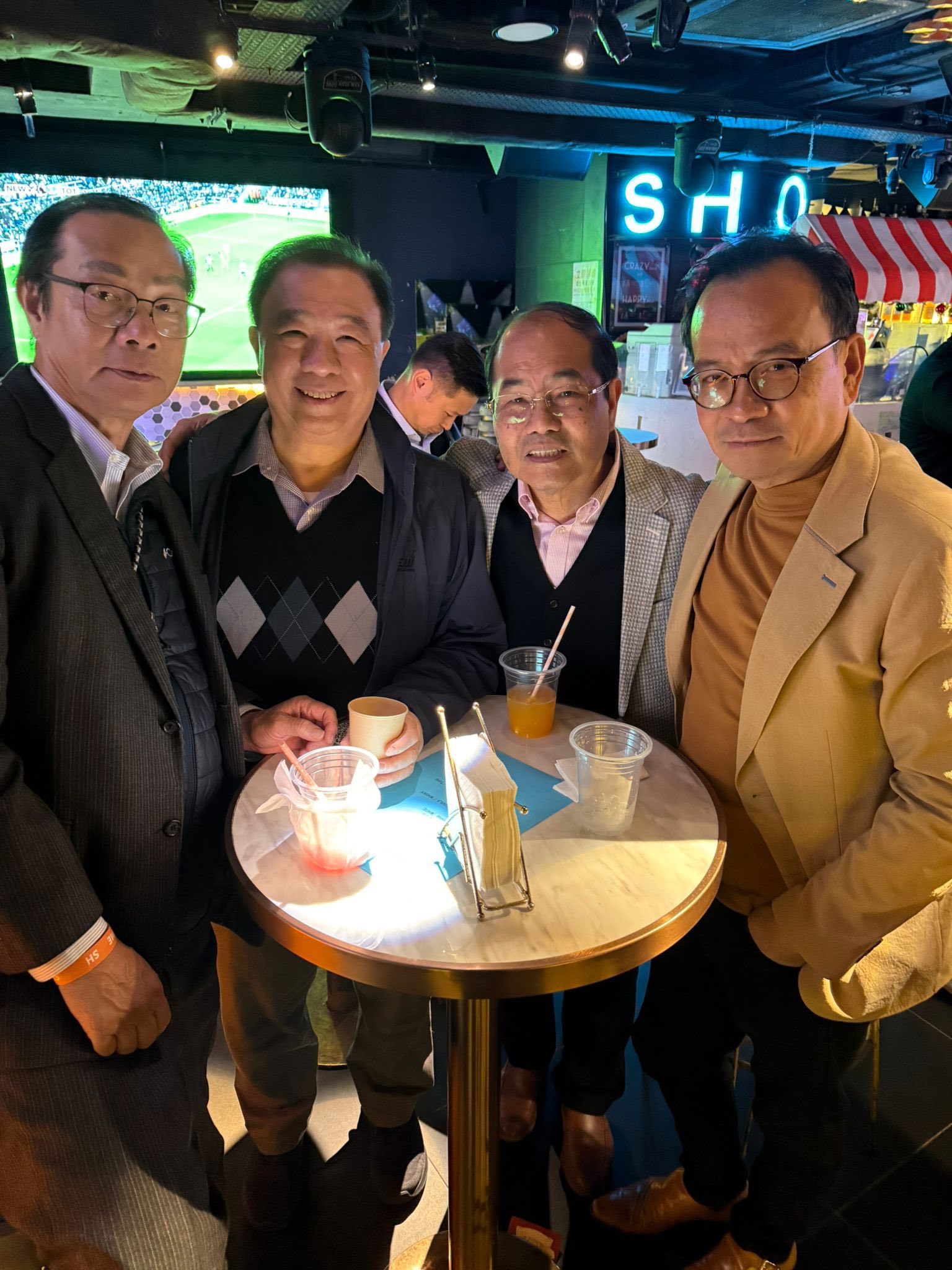 可能是包含下列内容的图片：一人或多人、饮料和文字