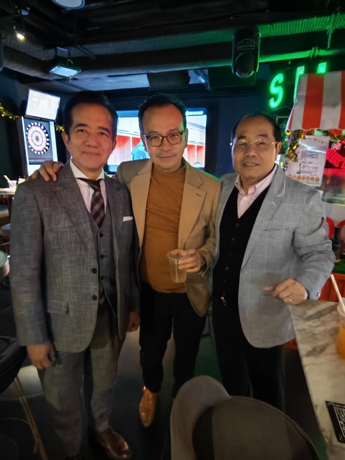 可能是包含下列内容的图片：一人或多人、西装和文字