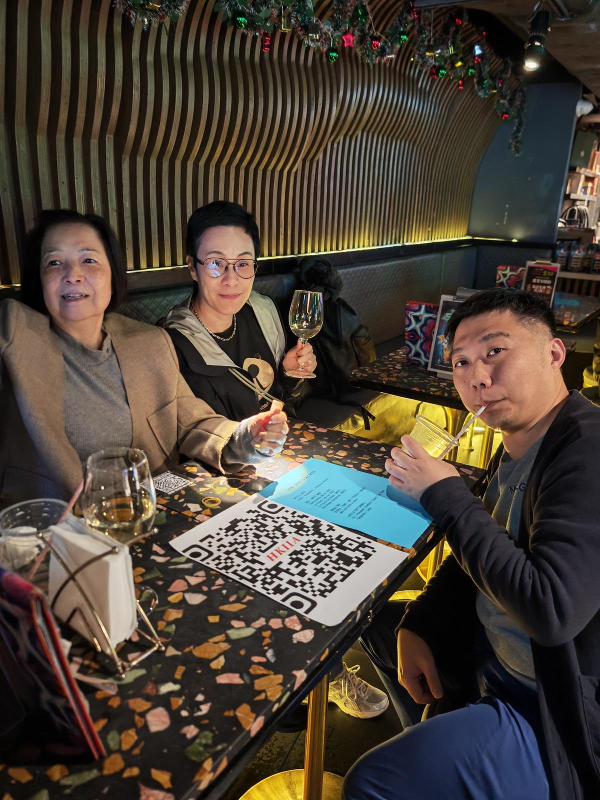 可能是包含下列内容的图片：桌子和文字