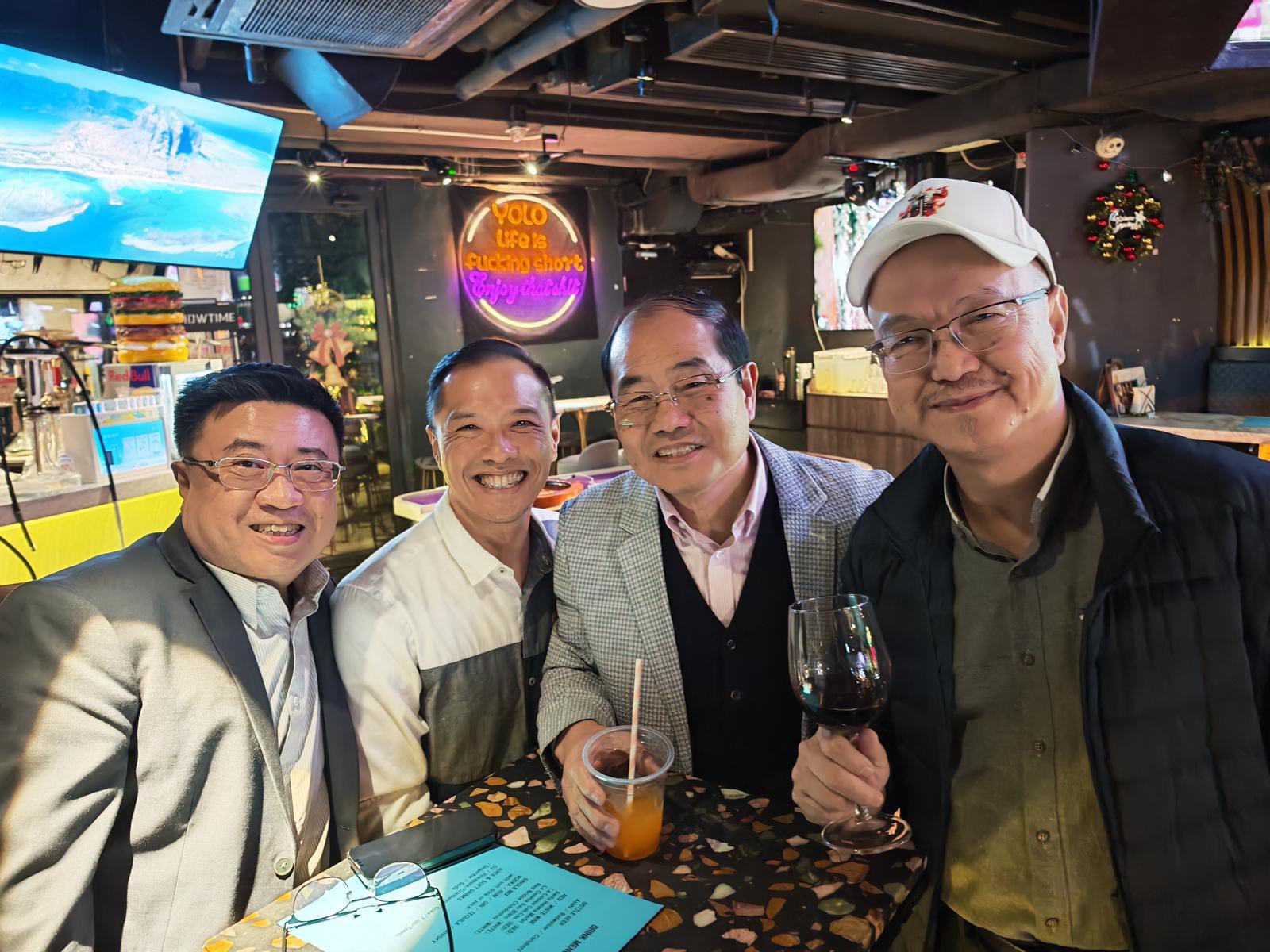 可能是包含下列内容的图片：葡萄酒和文字